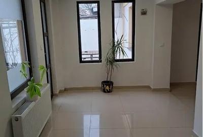 Casă cu 3 camere cu Teren 100 Mp în Trocadero - 1