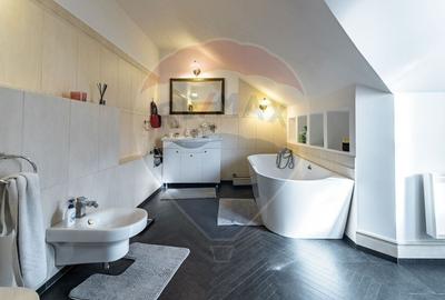 Casă cu 9 camere cu Teren 650 Mp în Tractorul - 39