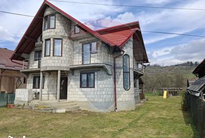 Casă cu 5 camere cu Teren 676 Mp în Bogdan Vodă - 1