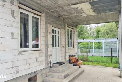 Casă cu 3 camere cu Teren 300 Mp în Central - 1