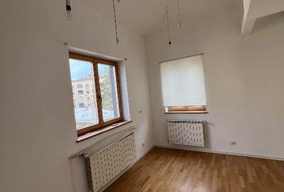 Casă individuală cu 7 camere cu Teren 50 Mp în Moșilor - 11