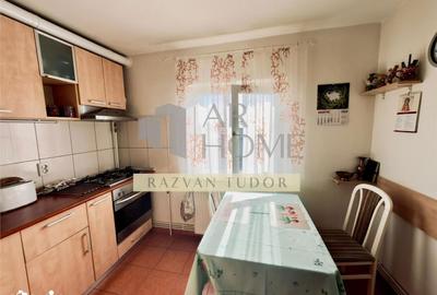 Apartament cu 3 camere decomandat, mobilat în Democrației