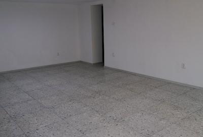 Spațiu comercial, de 100 mp, în Petros - 7