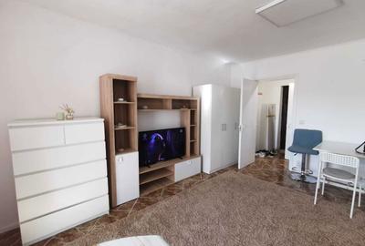 Garsonieră decomandată în Titan