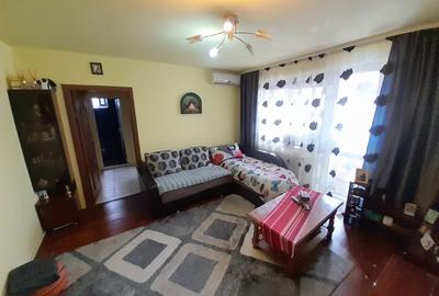 Apartament cu 3 camere semidecomandat, mobilat în Independenței