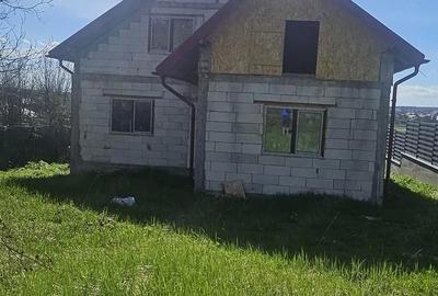 Casă cu Teren 611 Mp în Aninoasa - 1