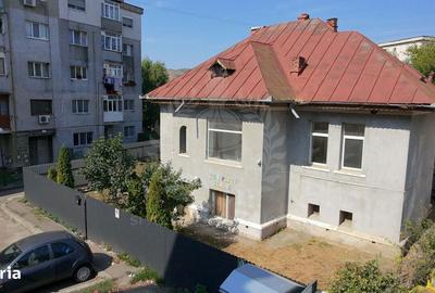 Casă cu 8 camere cu Canalizare în Central - 1