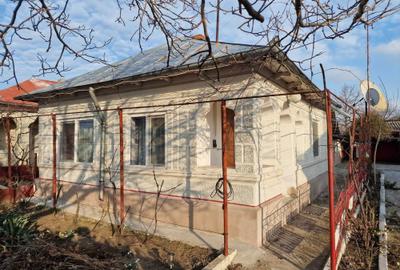 Casă cu 4 camere cu Teren 4000 Mp în Central - 1