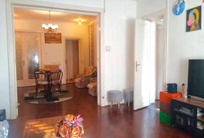 Apartament cu 3 camere decomandat în Victoriei