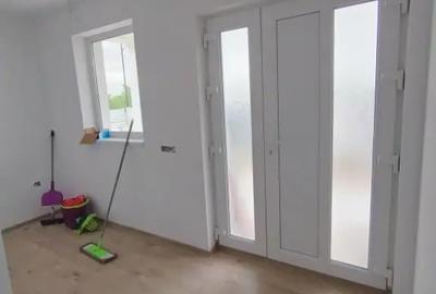 Casă cu 5 camere cu Teren 613 Mp în Malu Mare - 2