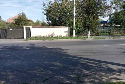 Casă cu 4 camere cu Teren 5500 Mp în Central