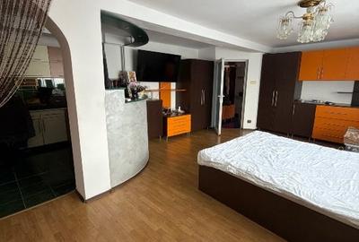Apartament cu 3 camere nedecomandat, mobilat în Zăvoi