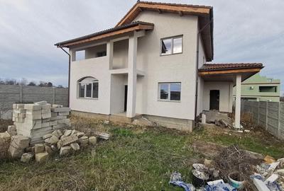 Casă cu 7 camere cu Canalizare în Central - 2