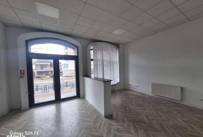 Spațiu comercial, de 100 mp, în Central - 9