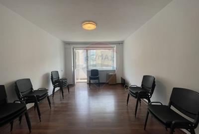 Apartament cu 4 camere decomandat, mobilat în P-ța Victoriei