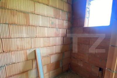 Casa la rosu, cu 3 camere, 74 mp, teren 800 mp, zona Centur - 7