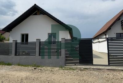 Casa individuala cu 4 camere 2 bai si terasa in Sura Mica