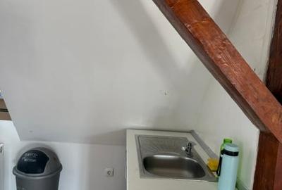 Casă cu 4 camere cu Canalizare în P-ța Victoriei - 4