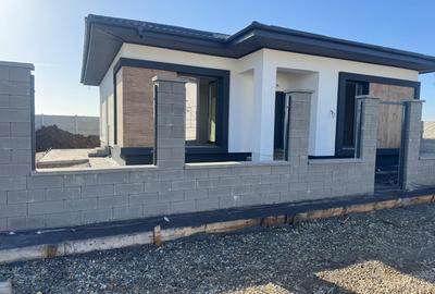 Casa individuala_teren 370 mp_4 camere_ PANOURI FOTO_strada asfaltata_statie STV - 2