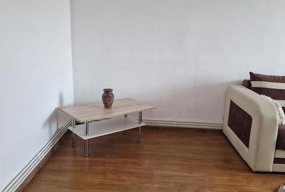 Apartament cu 2 camere decomandat în Tractorul - 4