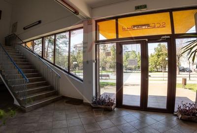 Spațiu comercial, de 1,460 mp, în Central - 4