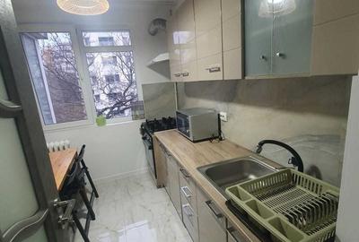 Apartament cu 3 camere semidecomandat, mobilat în Titan