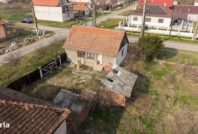 Casă cu 2 camere cu Teren 1570 Mp în Ghioroc - 2