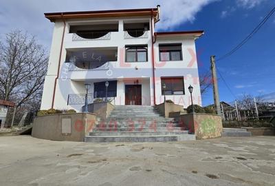Casă cu 11 camere în Vest