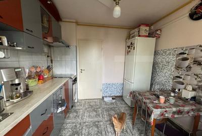 Apartament de vanzare, cu 3 camere decomandat, 61 mp, zona P - 4