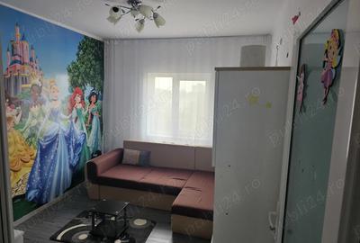 Apartament cu 3 camere semidecomandat în Km 4