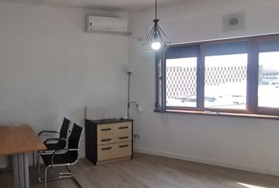 Garsonieră decomandată, mobilată în Universitate