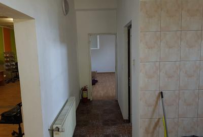 1 mai-metrou,casa  ,ideal firma cu depozitare si birouri,150 mp,parcare ,650 eur - 3