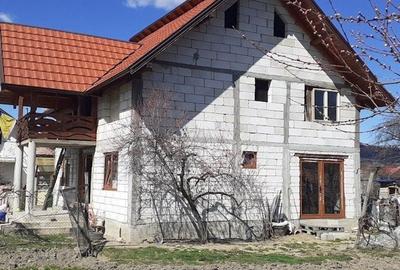 Casă individuală cu 6 camere în Tigveni