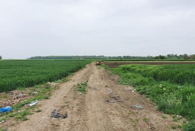 Teren agricol extravilan de 8945 mp, în Vidra
