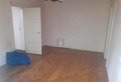 Apartament cu 3 camere semidecomandat în Republicii - 2