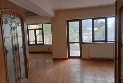 Casă cu 4 camere în Central - 2