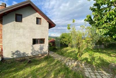 Casuta cocheta cu panorama superba asupra satului Campenesti si a lacurilor