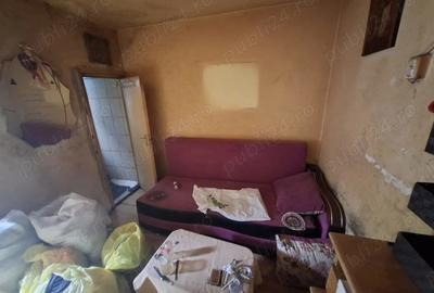 Garsionera RAHOVA langa piata , etaj 3, 15mp, bloc din 1972 - 2