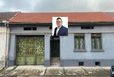 Obreja, Casa cu 5 incaperi si curte - 1