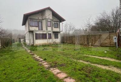 Casă cu 4 camere în Leamna de Sus - 8