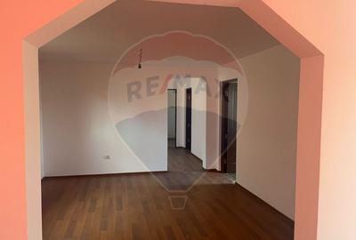 Casa / Vila cu 6 camere de vanzare Leontinesti - Bacau - 2
