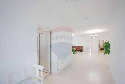 Casa cu piscina ?i garaj de vanzare in Sanmartin, B... - 9