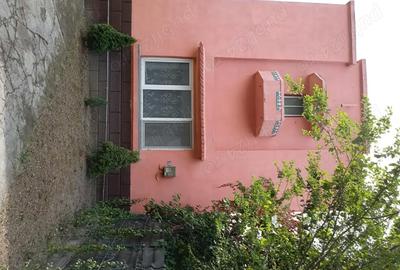 Casă cu 4 camere cu Canalizare în Central - 1