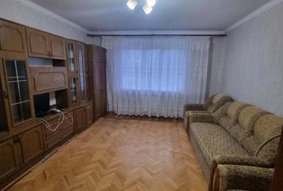 Apartament cu 3 camere în Apărătorii Patriei