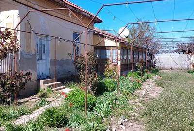 Vand casa de caramida ro?ie goicea mica