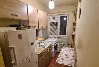 Apartament cu 3 camere, semidecomandat, parter inalt, zona Sagului