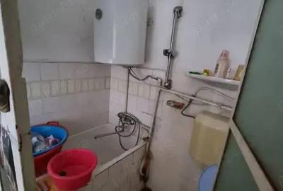 A 42 Proprietarul vinde apart 2 camere in vila linga Casa Memoriala George Bacovia, zona centrala - 1