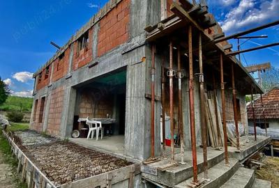 Casă cu 4 camere cu Teren 5000 Mp în Central - 2