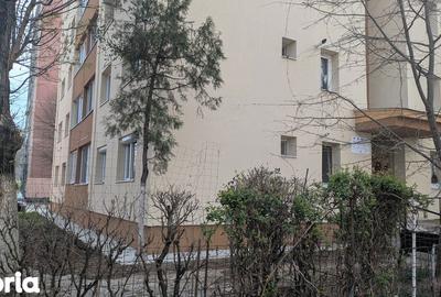 Apartament cu 3 camere semidecomandat în Aurel Vlaicu