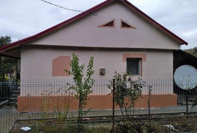 Casă cu 4 camere cu Teren 200 Mp în Central - 1